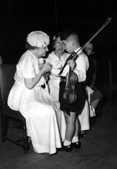 （写真）和波少年の手を握り語りかける女史